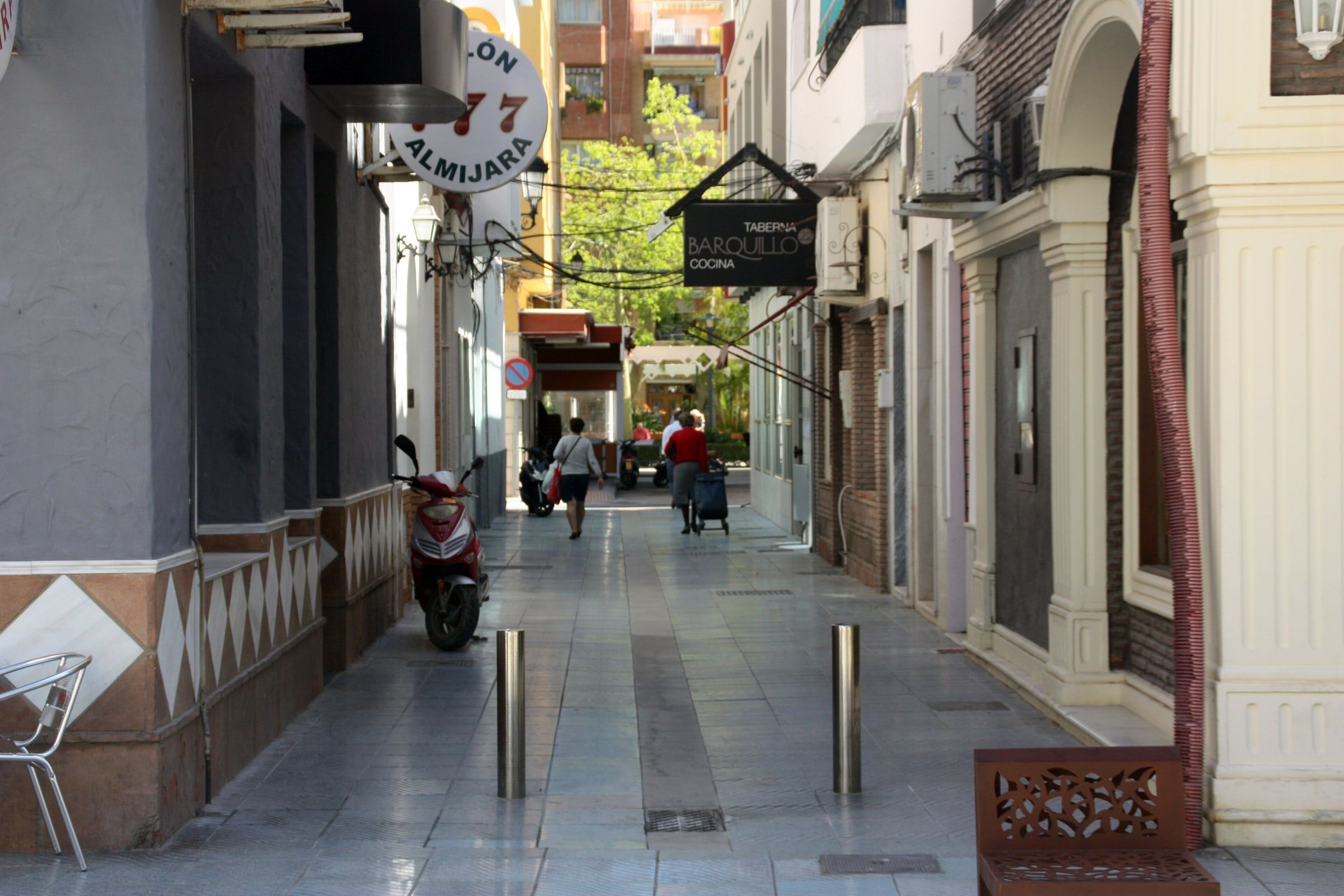 Callejón comercial del centro de Torre del Mar