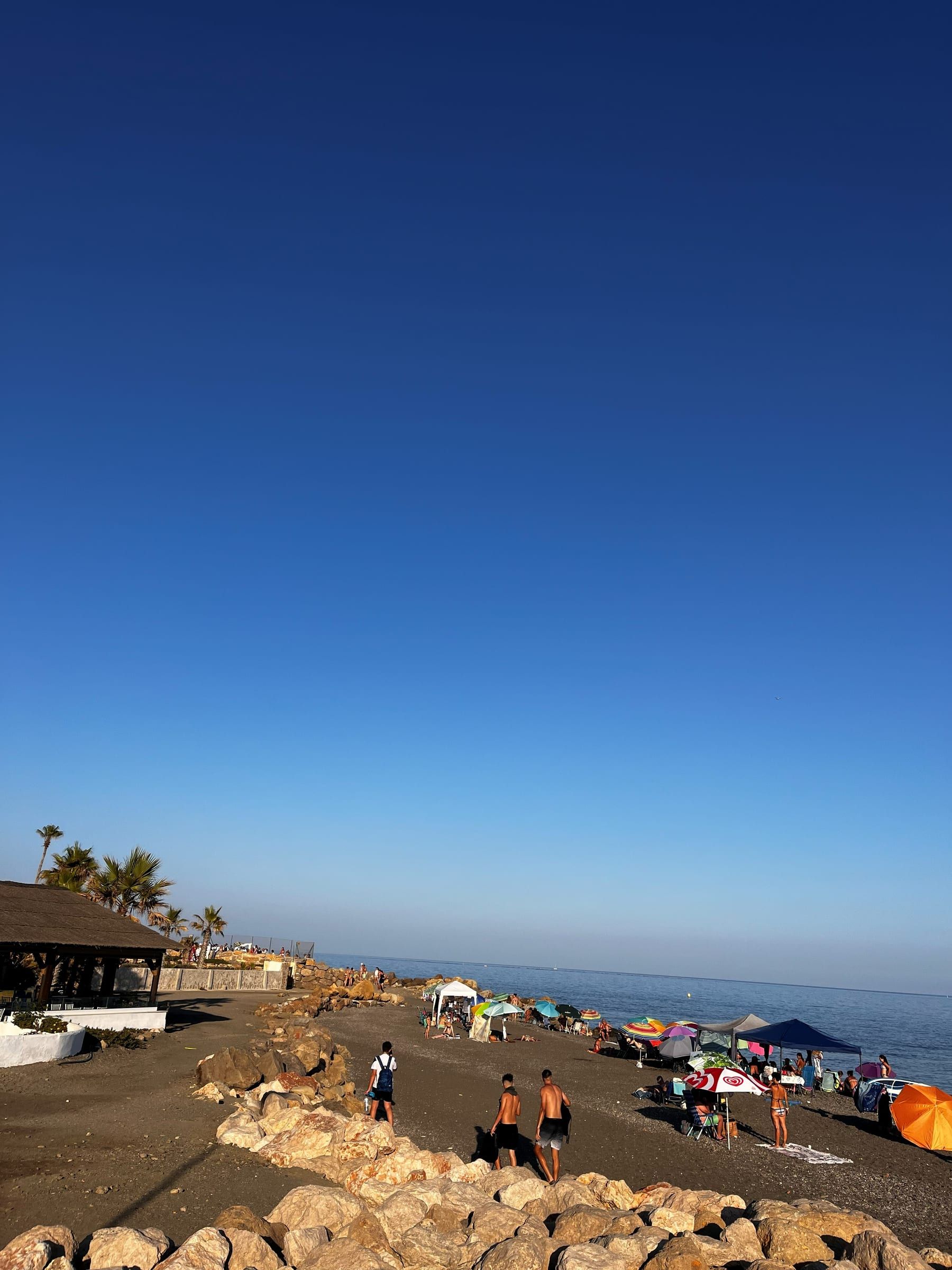 Tramo de playa de Torre del Mar junto a las rocas del espigón, en la zona oeste del litoral donde se habilita la playa canina