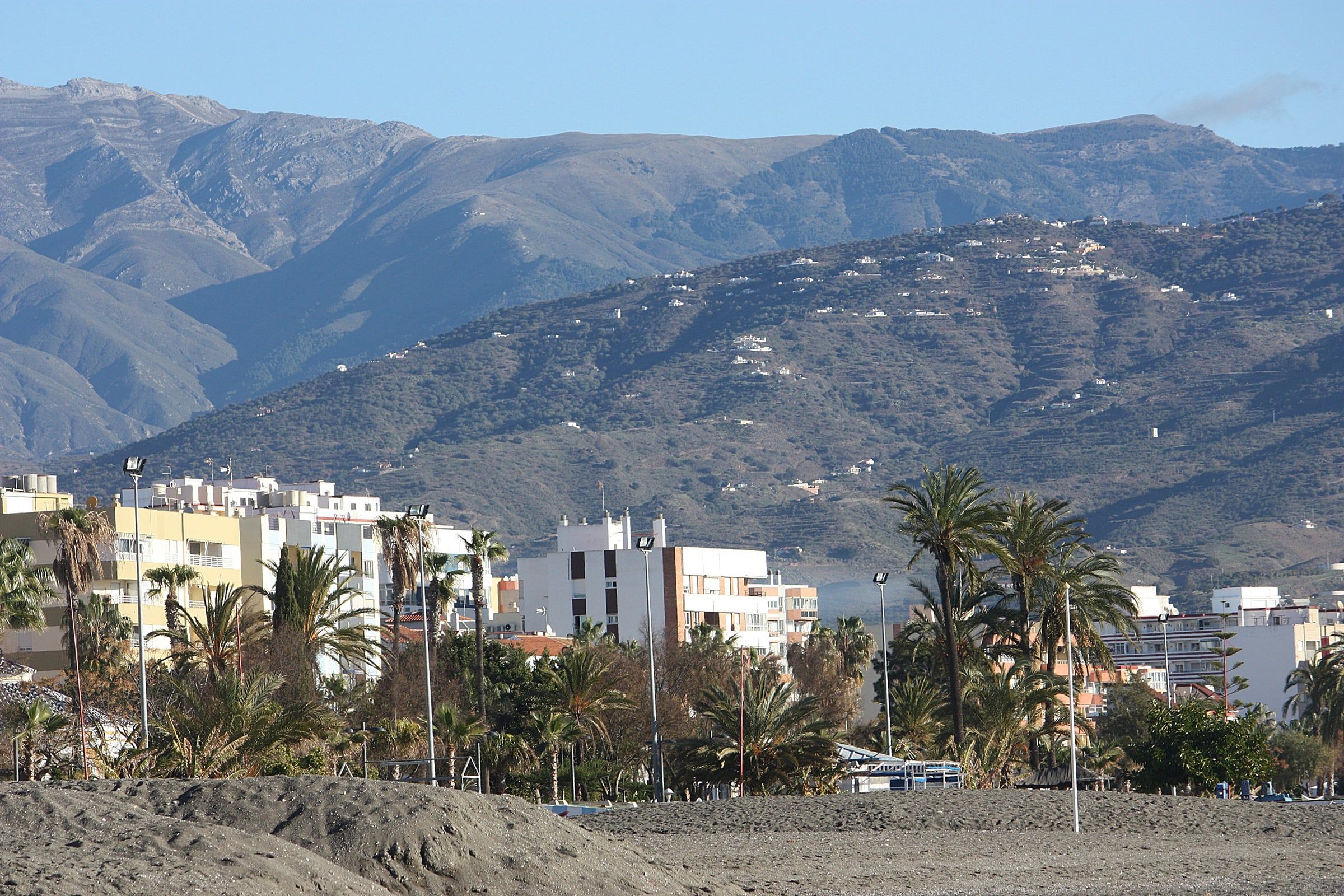 Playa de Torre del Mar con las sierras de la Axarquía detrás
