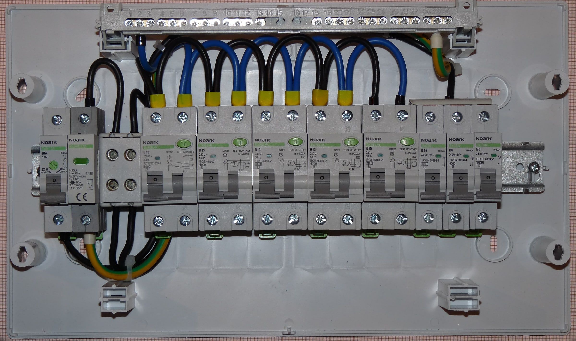Cuadro eléctrico de una vivienda abierto, con los interruptores automáticos, el diferencial y el cableado a la vista