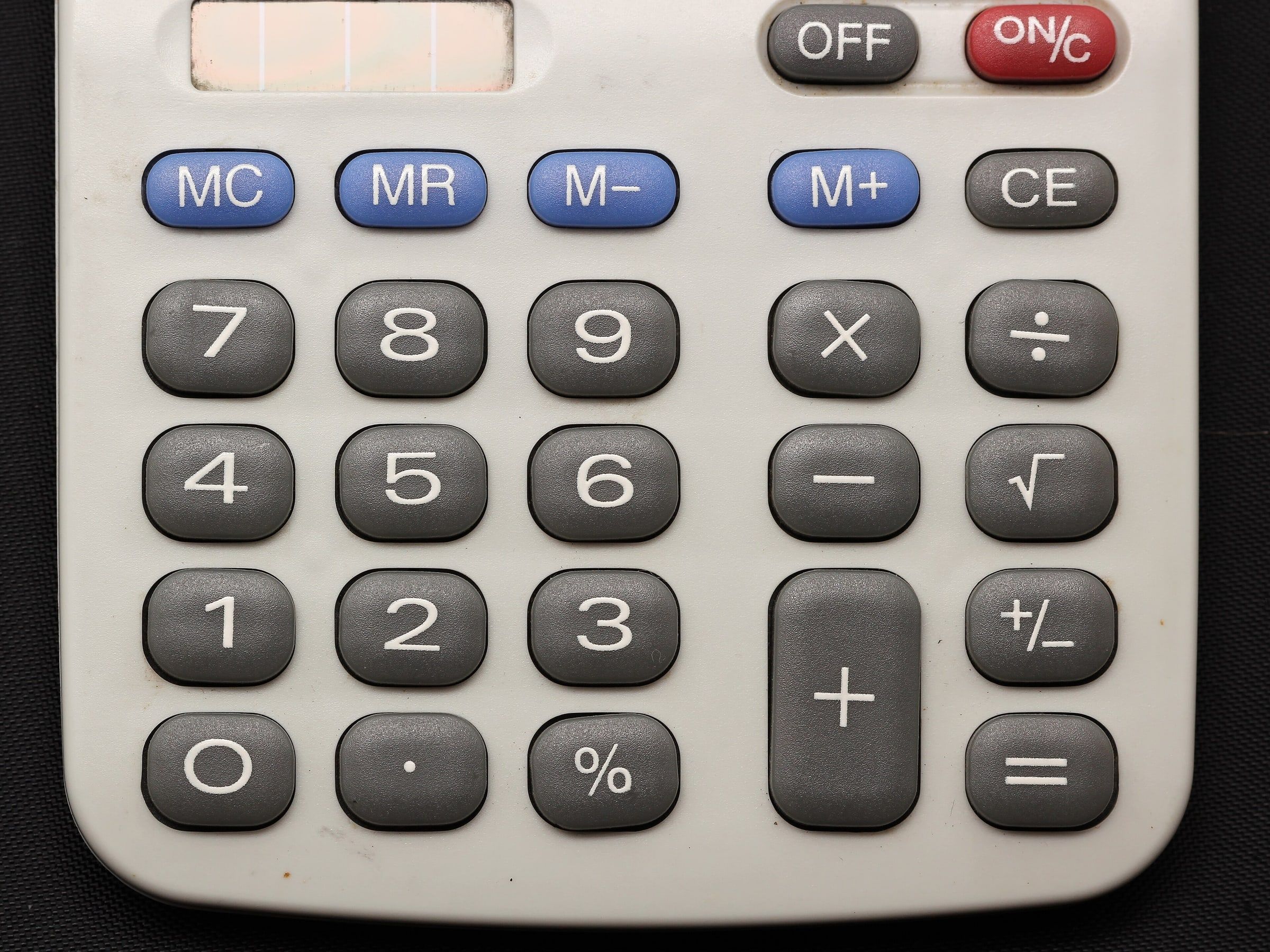 Teclado de una calculadora de oficina visto de cerca, con las teclas numéricas y de operaciones